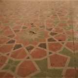 Spicca il salone a mattonelle con motivi geometrici, nei toni dell�arancione e del verde, circondato da una banda piastrellata nei colori dominanti del giallo e del blu